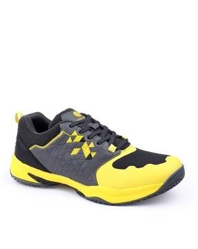 round-toe sports shoes with lace fastening