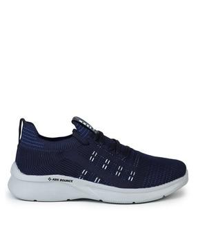 round-toe sports shoes with lace fastening