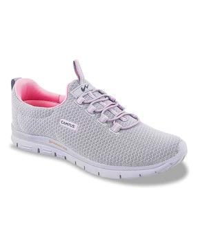 round-toe sports shoes with lace fastening