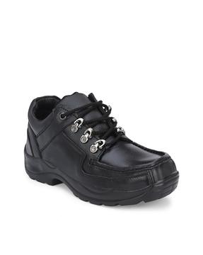 round-toe sports shoes with lace fastening