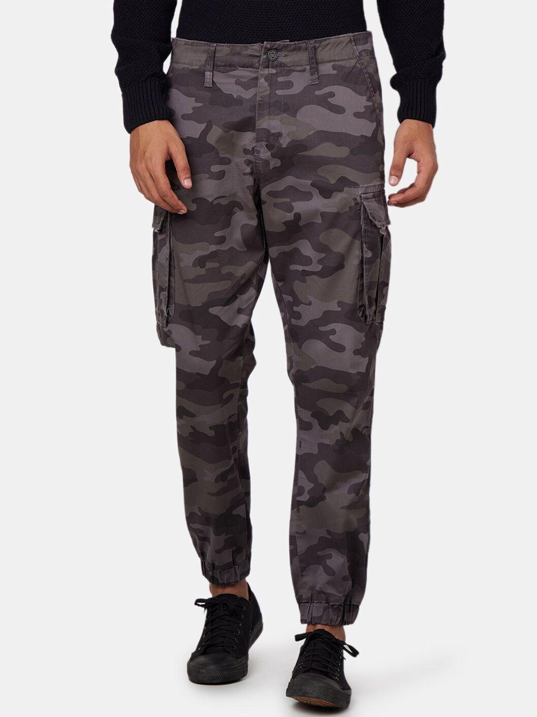 royal enfield men grey camouflage printed cargos trousers
