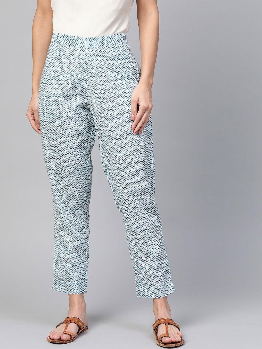 sangria women blue & white regular fit printed cropped trousers