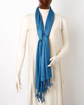 scarf with fringes