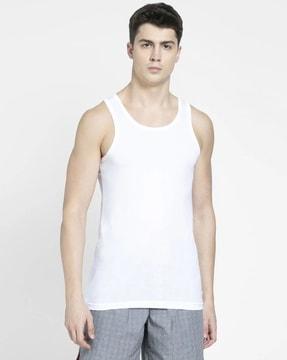 scoop-neck sleeveless vest