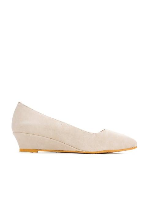 sharon by khadims women's off white wedge pumps