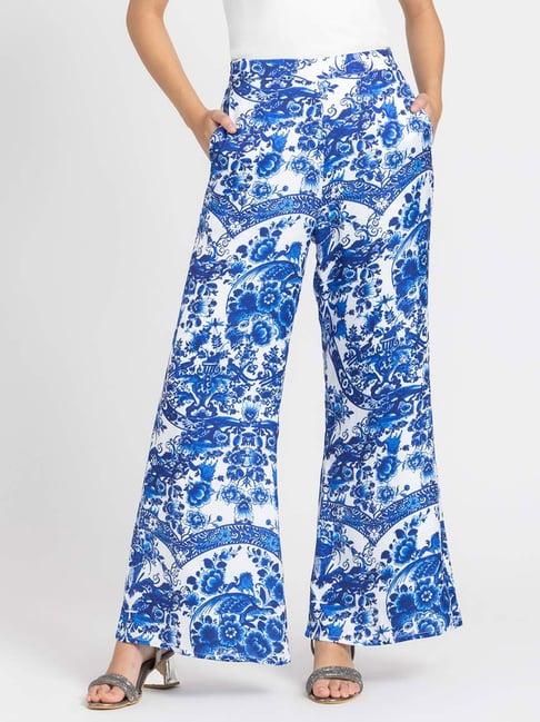 shaye blue & white floral print relaxed fit mid rise trousers