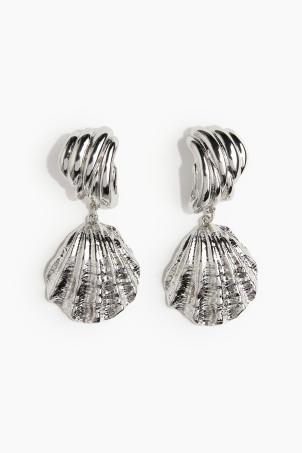 shell-shaped pendant earrings
