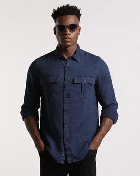 shirt with buttoned-flap buttons
