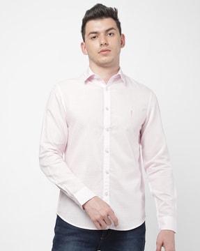 shirt with spread collar