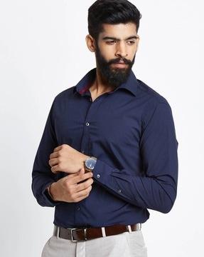 shirt with spread collar