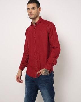 shirt with spread collar