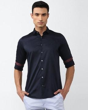 shirt with spread collar