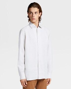 shirt with spread collar