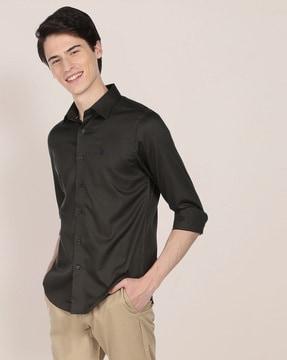 shirt with spread collar