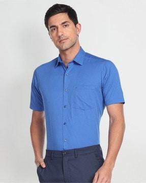 shirt with spread collar