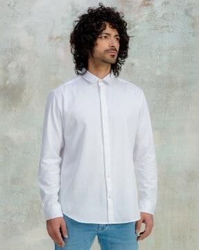 shirt with spread collar