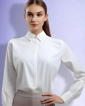 shirt with spread collar