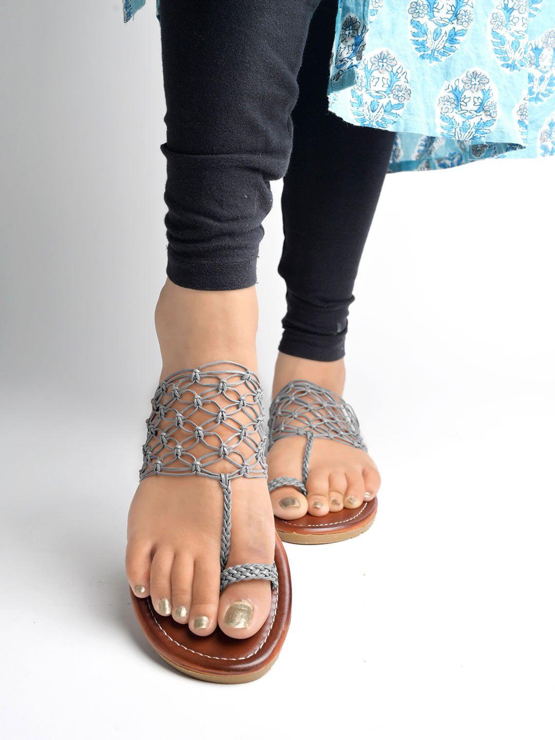 shoetopia women grey textured ethnic t-strap flats