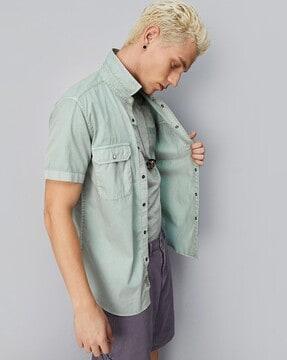 short-sleeves shirt with flap pockets