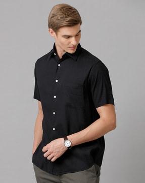 short-sleeves shirt with spread collar