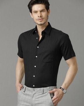 short sleeves shirt with spread collar