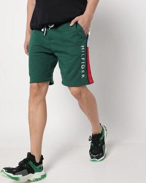 shorts with drawstring fastening