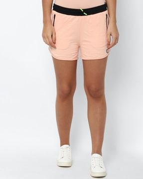 shorts with drawstring fastening