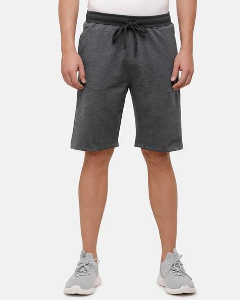 shorts with drawstring fastening