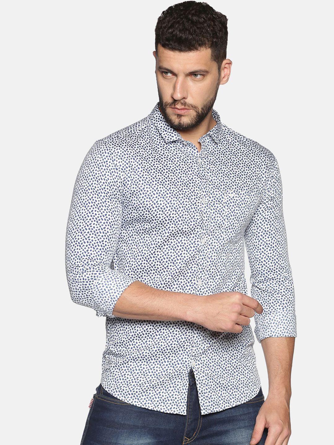 showoff men white & blue slim fit printed casual shirt