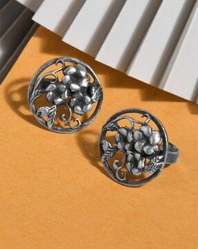 silver-toned floral patterned toe ring
