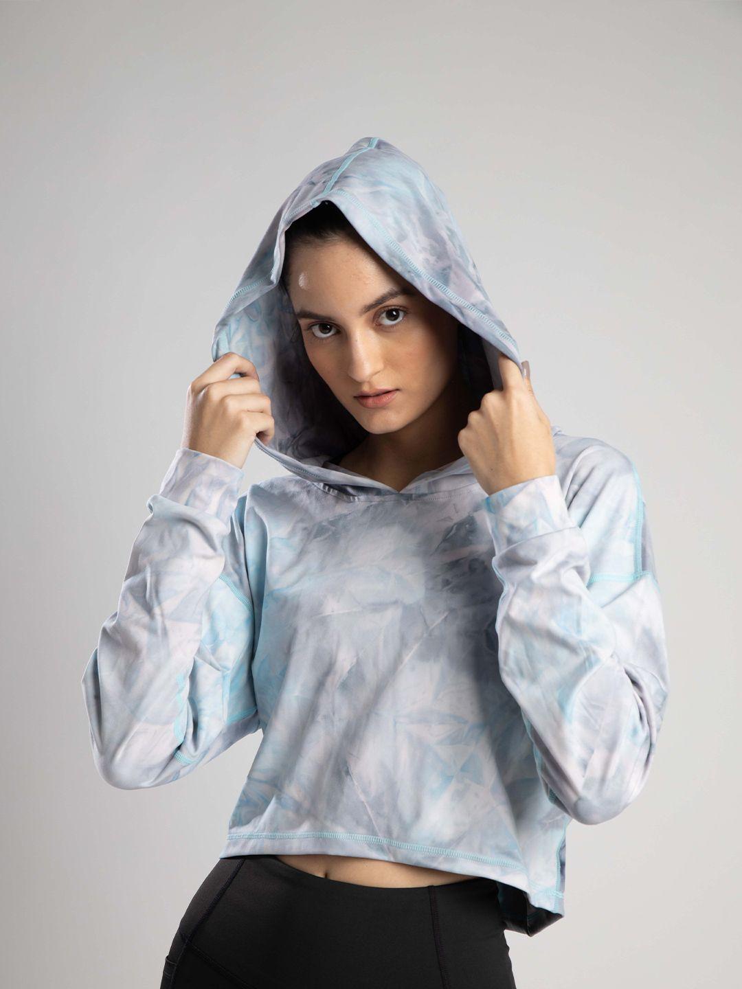 sknz women blue & grey tie and dye drop-shoulder sleeves hooded cropped t-shirt