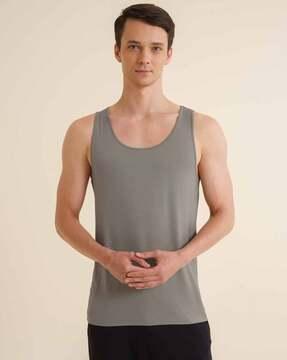 sleeveless round-neck vest