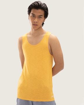 sleeveless roun-neck vest