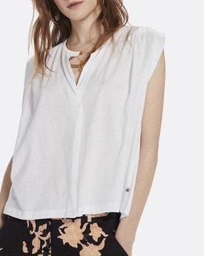 sleeveless round-neck t-shirt with pleated yoke