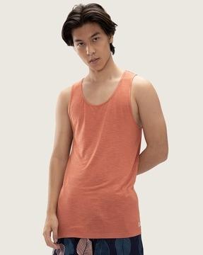 sleeveless round-neck vest