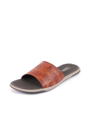 slides with textured footbed