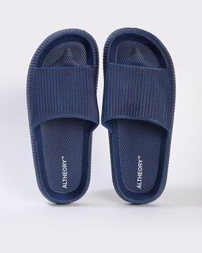 slides with textured footbed