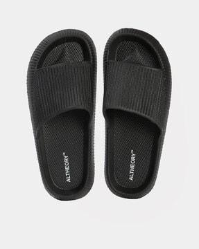 slides with textured footbed