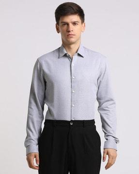 slim fit shirt with curved hemline