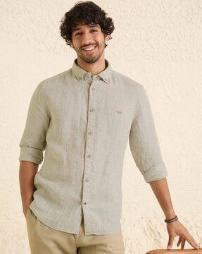 slim-fit shirt with button-down collar
