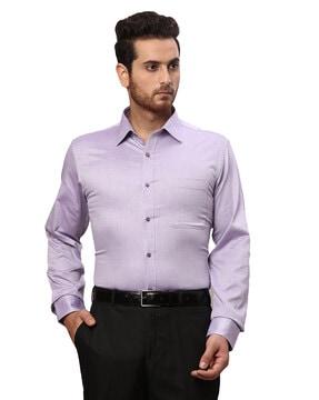 slim-fit shirt with cutaway collar