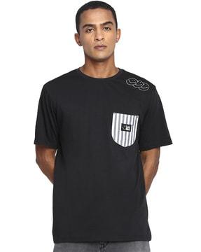 slim fit crew-neck t-shirt with patch pocket