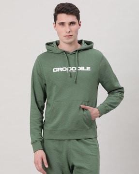 slim-fit hoodie with kangaroo pockets