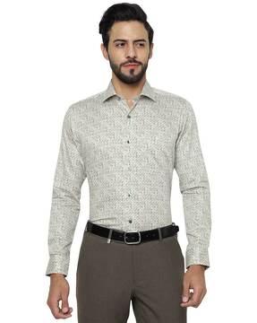 slim-fit shirt with cutaway collar