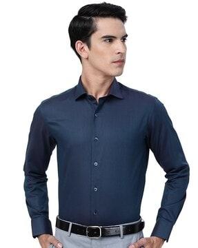 slim-fit shirt with cutaway collar