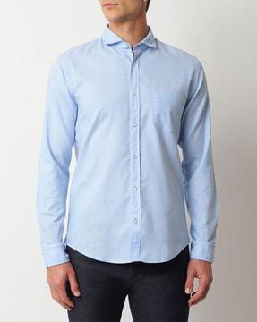 slim-fit shirt with patch pocket