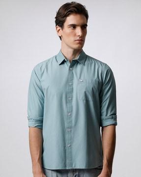 slim fit shirt with patch pocket