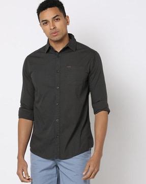 slim fit shirt with patch pocket