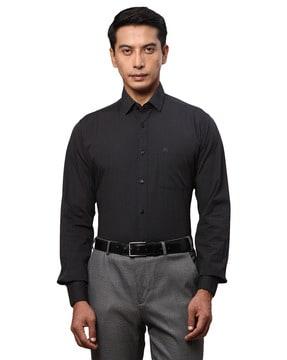 slim-fit shirt with spread collar