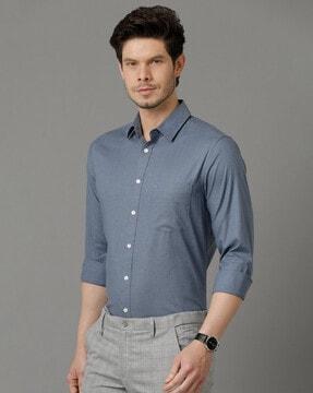 slim fit shirt with spread collar